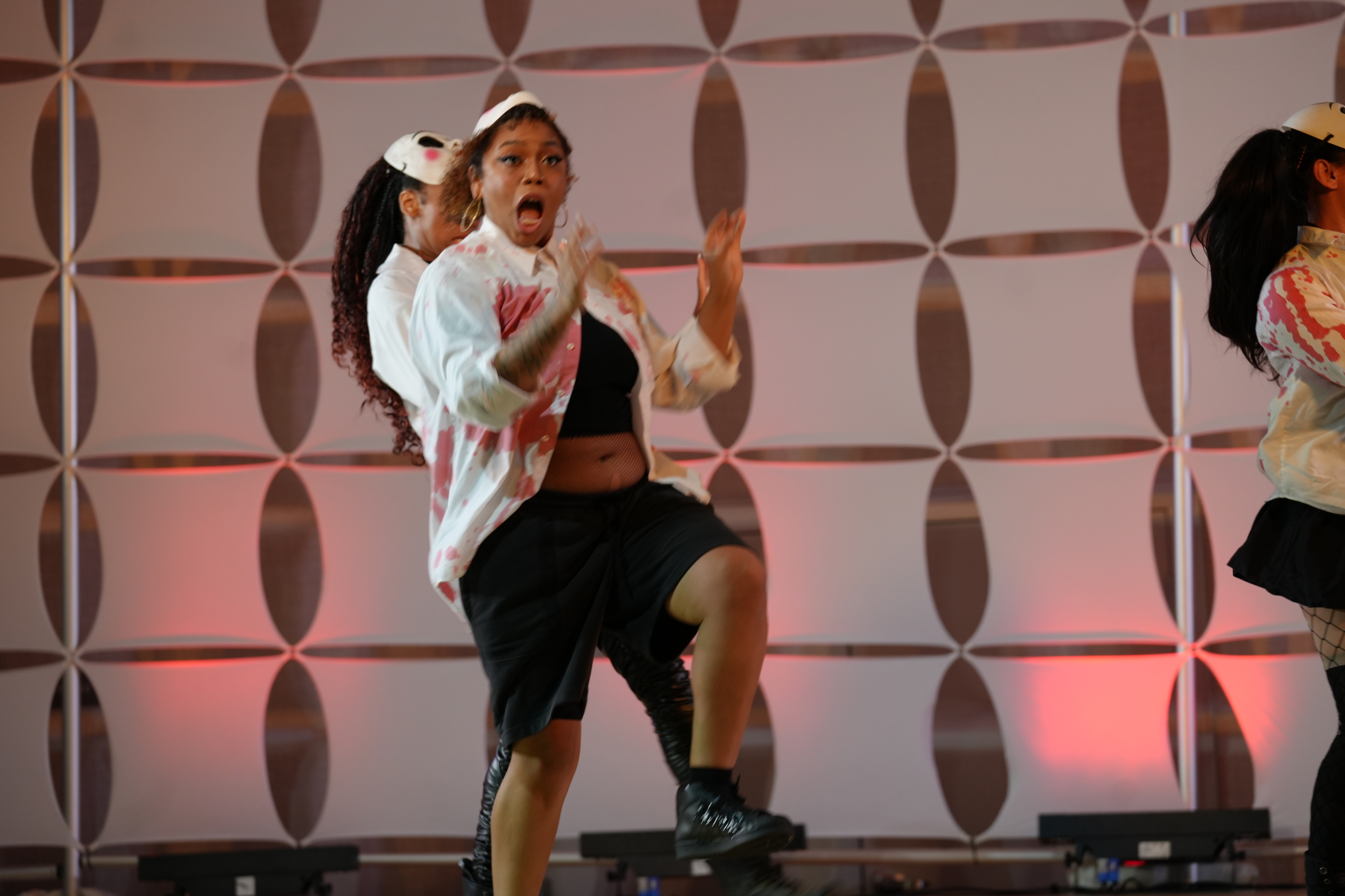 Танцоры отрабатывают современную хореографию