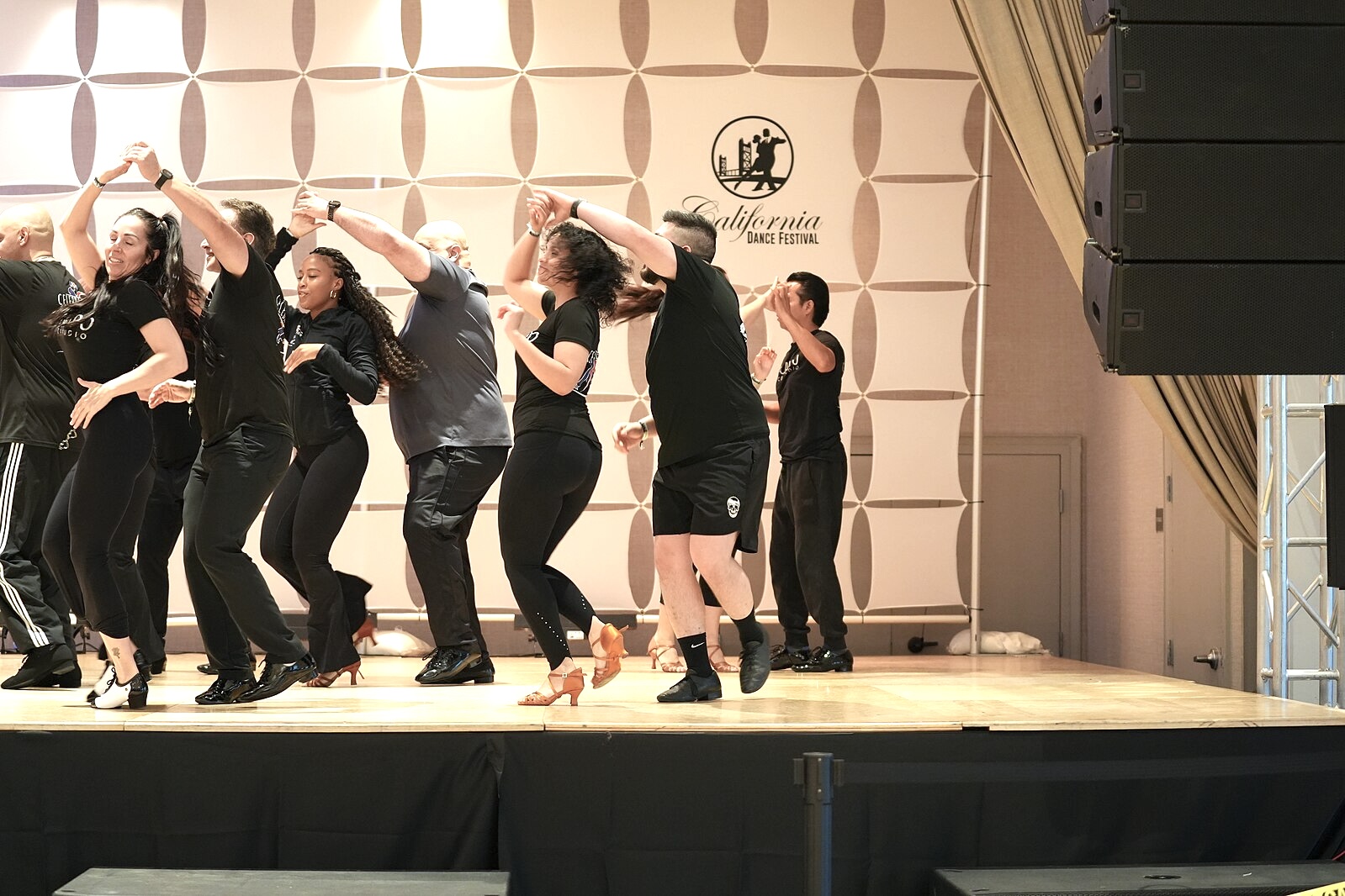 Групповое выступление танцоров StepUp